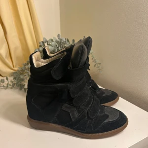Isabel marant skor - Säljer mina marants i svart mocka eftersom jag inte använder dom längre. Inga deftekter, lite dammiga som man kan se på bilderna men det går lätt att putsa. Självklart äkta.