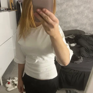 Jätte fin tröja från Nelly - Säljer denna as snygga populära tröja från Nelly, köpte den för 3 dgr sen fick hem och va tyvärr för stor därav att jag säljer❣️SKRIV INNAN NI TRYCKER PÅ KÖP NU!