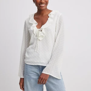 Vit blush - V-ringad blus med rysch. Använd fåtal gånger. Nypris 449kr