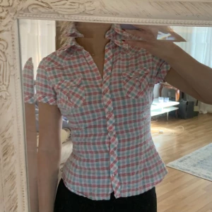 Figursydd skjorta - Supersöt figursydd skjorta i rutigt mönster  Strl S     Vintage, 00s, 90s, back2school, Höst, Coquette, Y2K vintage cyber y2k archive aesthetic coquette cottage lolita soft aestheticy2k fairy grunge lana paris parislondon flower romantic love old mon