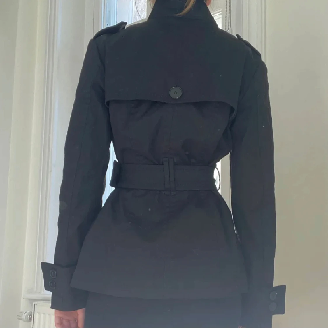 Svart kappa med bälte - 90