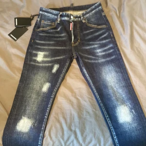 Dsquared2 Jeans - Säljer nu dessa jeans från märket Dsquared då jag köpte fel storlek. 10/10 skick endast testad tags sitter kvar. Vid några frågor eller intresse tveka ej på att skicka ett meddelande