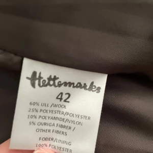 Hettemarks kappa brun  - Säljer denna jätte fina bruna kappan från Hettemarks i storlek 42 åt min mamma då hon inte använder den, jätte fint skick använd en säsong!! 