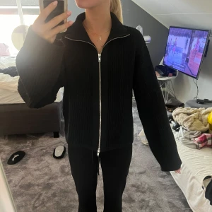 Stickad tröja - Stickad tröja från Bikbok 