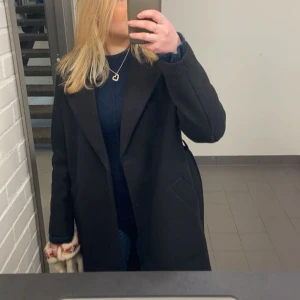 Lång kappa  - Super fin lång kappa från Vera Moda som tyvärr inte kommit till användning. Bra skick och perfekt nu på hösten! 