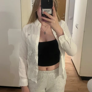 Gant skjorta - Vit skjorta från Gant i fint skick, knappt använd☺️ Är i barnstorlek 146-152 men passar även som XXS/XS💗