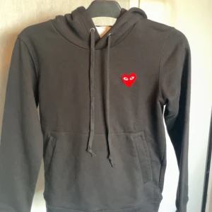 Svart CDG play hoodie - Svart cdg play hoodie storlek S