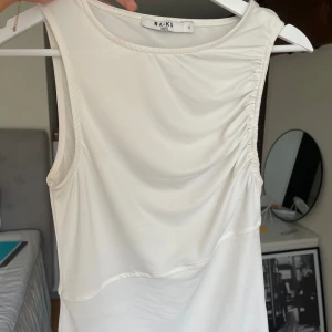 Vitt linne - Perfekta vita linnet från nakd. Scrunchad i ena sidan och en dekorativ söm på fram och baksidan. ❤️