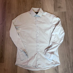 Ljusblå skjorta - En gammal ljusblå skjorta från Dressman. Skulle behöva strykas, slim fit.   Kontakta mig om du önskar mått 📐