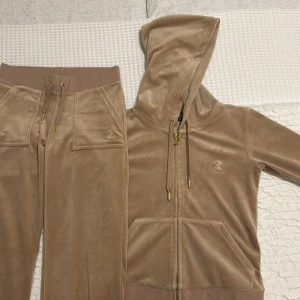 Juicy Couture set i beige caramel  - Säljer detta eftertraktade Juicy Couture set. Använda 2-3 gånger, säljer den då den är för liten på mig. Har du frågor tveka inte på att skriva :) Pris kan diskuteras vid snabb affär