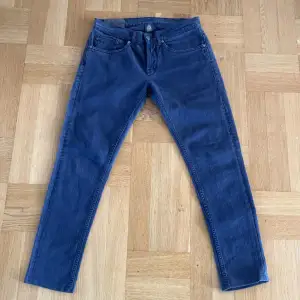 Hej! Säljer nu ett par riktigt feta dondup jeans i den eftertraktade modellen Georg. Dom är i storlek 31 och är i bra skick. Bara att höra av sig vid funderingar och frågor.