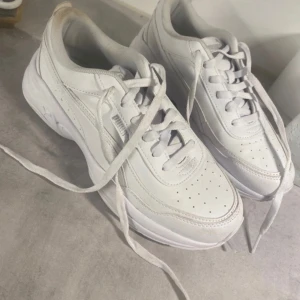 Puma way-1 - Knappt använda, smuts som går bort me våtservett säkerligen eller en tvätt.  Finns på fler sidor.