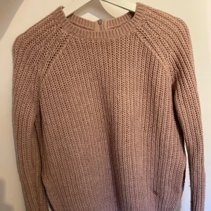 Stickad tröja - Rosa stickad tröja i storlek xs, i bra skick!! Den är från märket only.💕