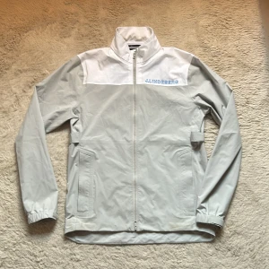 J.Lindeberg vind/regnjacka - Säljer denna feta jackan från J. Lindeberg.  Hyfsat bra skick förutom några synliga fläckar - utöver det så är plagget inte skadat alls.  Original pris är 2500 för denna Storlek S