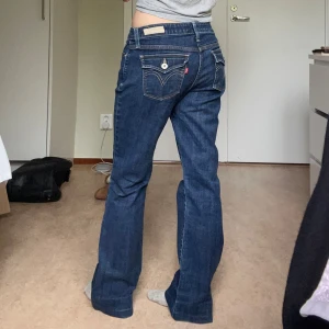 Snygga Levis jeans - Säljer dessa superfina Levis jeans som tyvärr inte kommer till användning. Jag köpte dom för 550 men säljer för 250kr.  Innerbenslängd: 66 (+5 har sytt upp dom) Midja: 35cm rakt över Har ni fler frågor så svarar jag gärna på dom💓😁