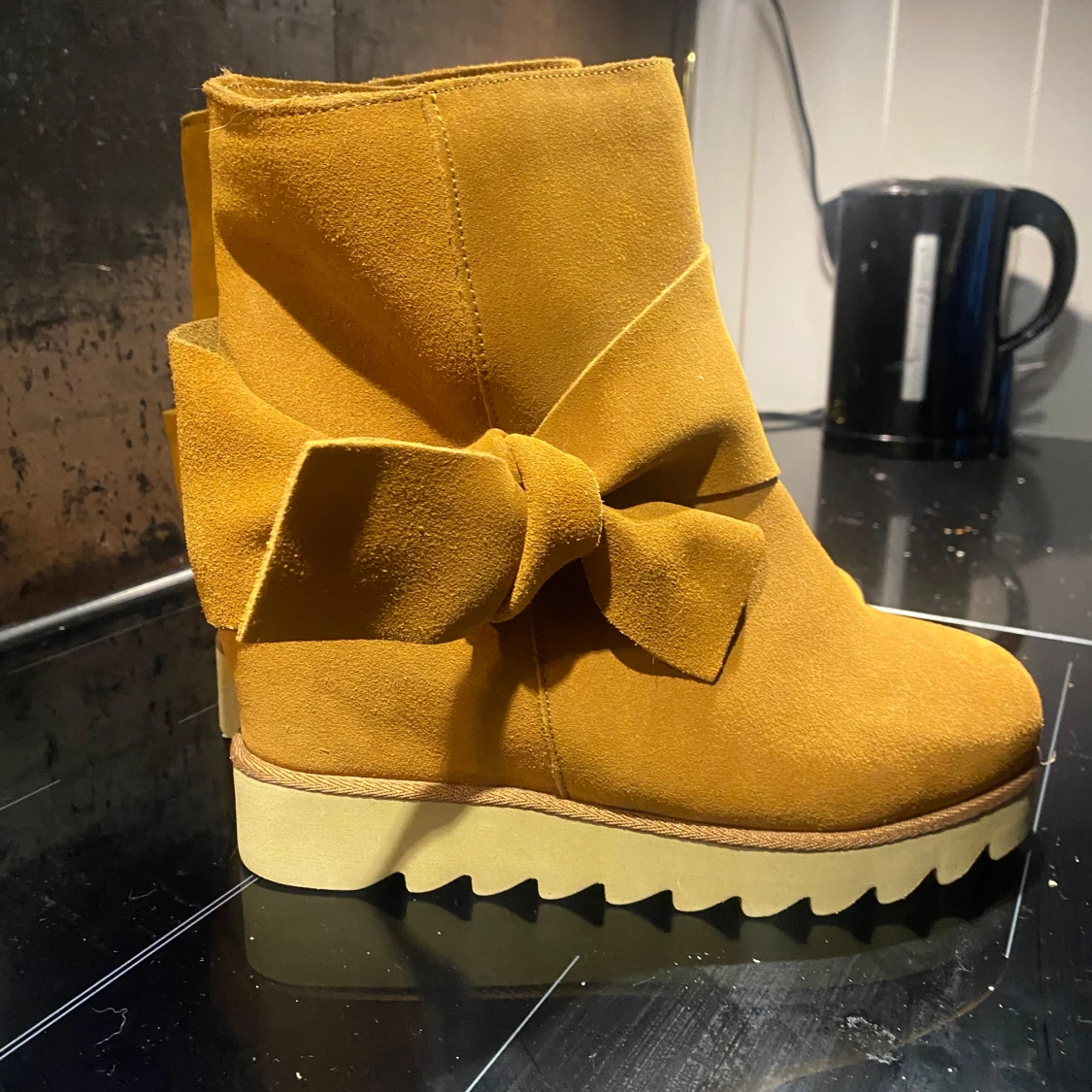 Gula mocka boots med rosett