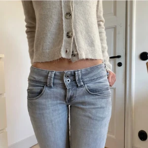 Grå jeansbyxor - Super snygga populära low waist jeans från pepe jeans, nypris runt 1000kr. Jätte bra skick!! Mitt pris 600🫶🏼, bud på 660❣️