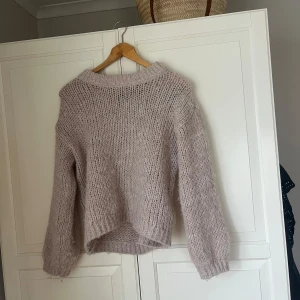 Stickad tröja - Jättemysig stickad tröja nu till hösten! Tröjan är från vero Moda knappt använd i storlek Xs men passar även S skulle jag säga💕