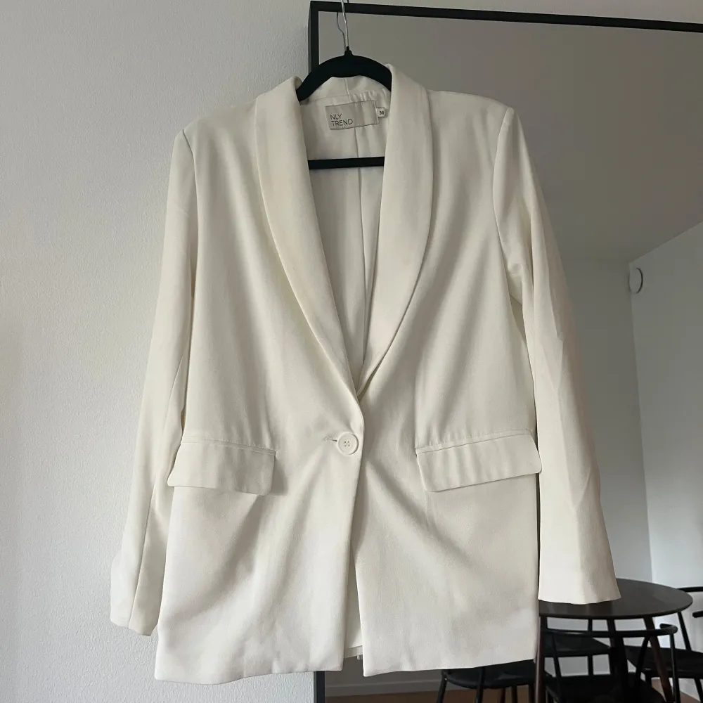 Så fin vit kavaj/blazer från Nelly 🤍 snyggt oversized på mig som är en xs.. Kostymer.