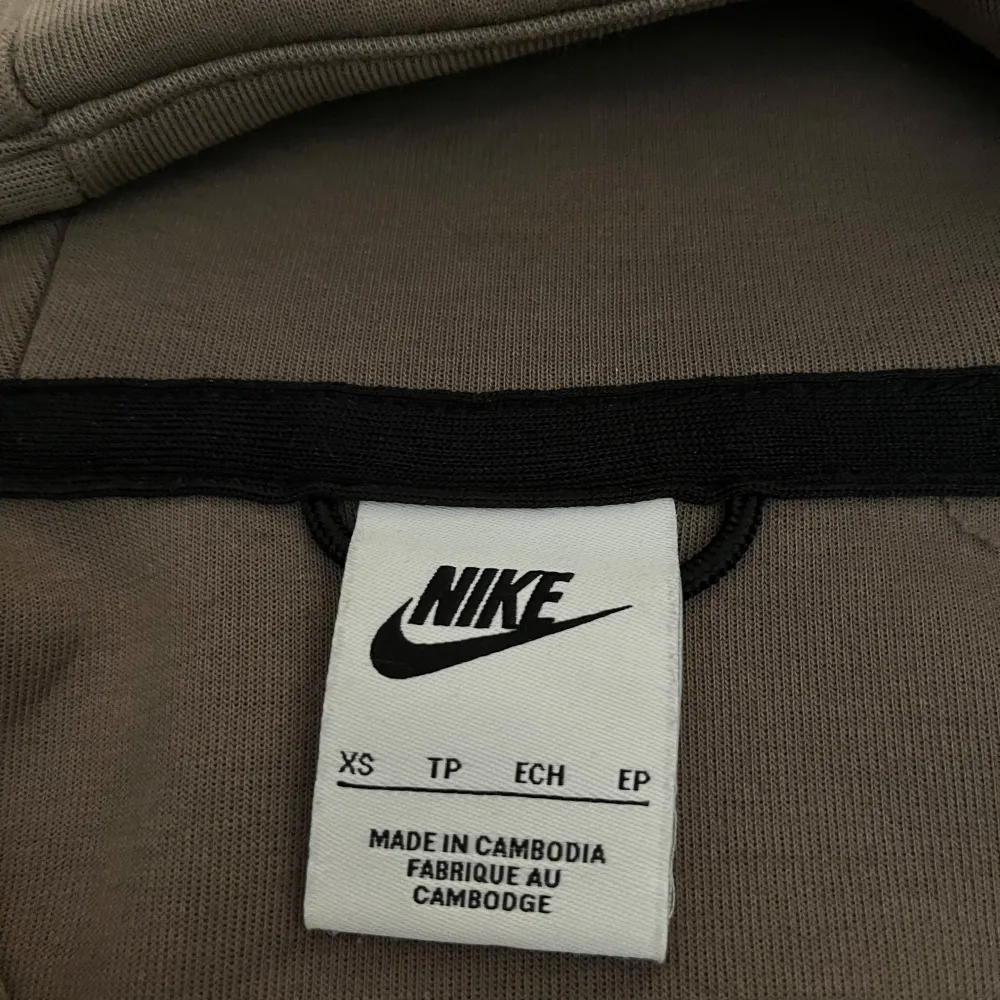 Säljer min Nike tech fleece då den inte kommer till användning längre. Tröjan är i bra skick 8/10 inga defekter. Tröjan passar nån mellan 163-175.. Hoodies.