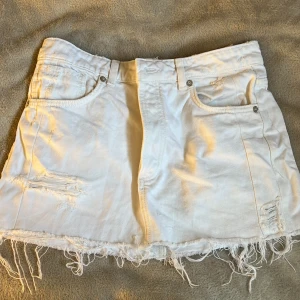 Vit jeans kjol - Vit Jeans kjol från zara endast använd en gång så i mycket bra skick!! Storlek L men liten i storlek så passar m, då den är lågmidjad