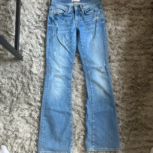 Snygga jeans💕 - Jag säljer de här jättesnygga jeansen från 7 for all mankind , köpta för 2500 💕 de är knappt andvända och jag säljer de pga att de är för små💕💕