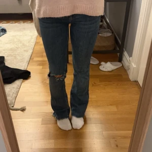 Blåa jeans  - Blåa lågmidjade bootcut jeans från zara i storlek 34💞💞