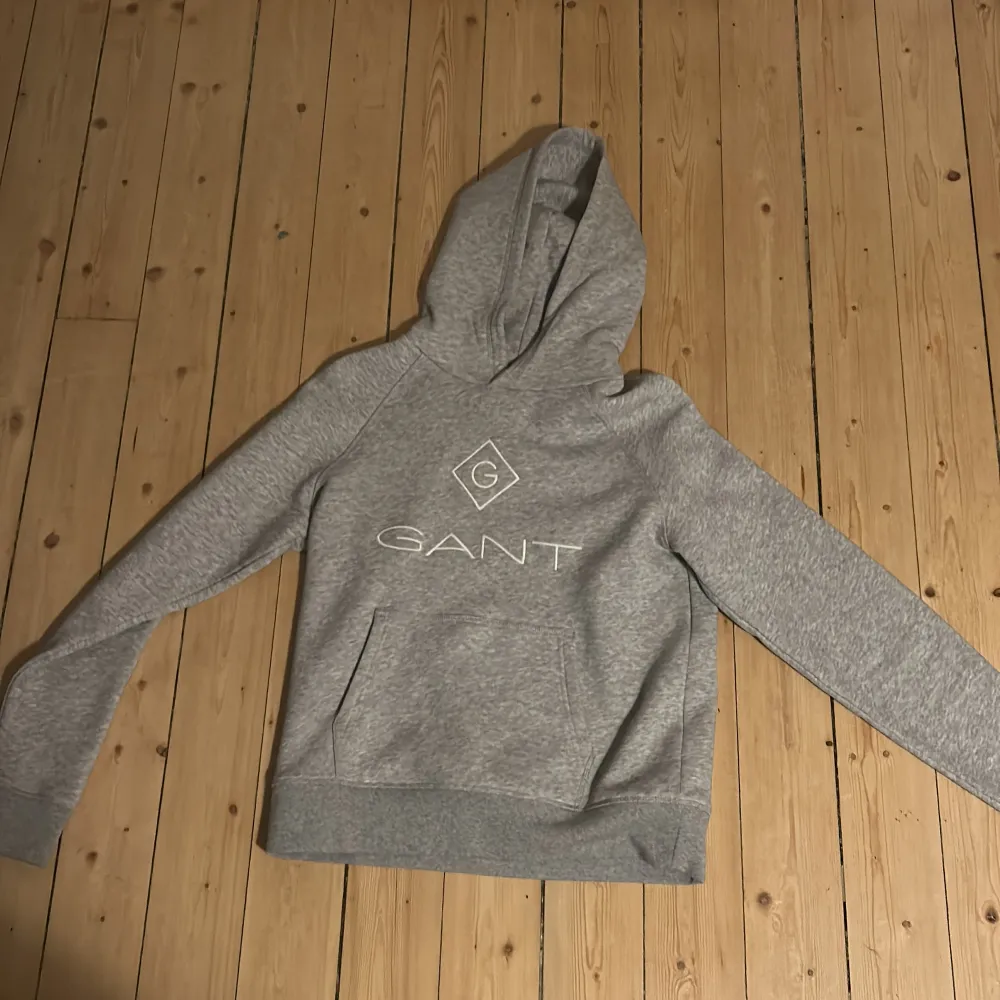 Gant hoodie, XS använd kanske 2 gånger för några år sen men inga fläckar och ser helt ny ut. Hoodies.