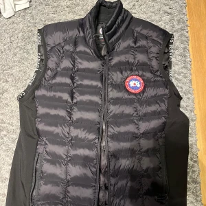 Canada goose väst - Riktigt fet M/L  Säljer denna bara för att jag byte still annars hade den varit riktigt fett.  Kan gå lite lägre med priset