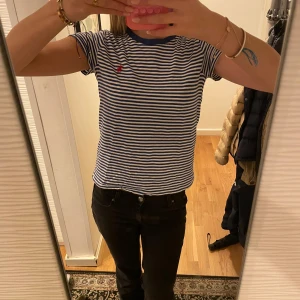 Ralph lauren t-shirt - Säljer denna jättefina Ralph lauren t shirten som e vit och blå randig med ett rött Ralph märke.  Storlek S. Jättebra skick. Skriv för fler bilder eller frågor. Pris kan diskuteras.💙🤍