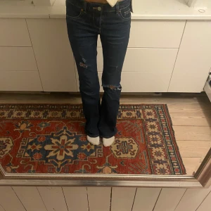 Jättesnygga jeans - Säljer dessa jätte snygga lowwaist bootcut/flare jeansen med hål eftersom de inte har kommit till användning. De är aldrig använda och pris kan absolut diskuteras vid snabb affär!💕