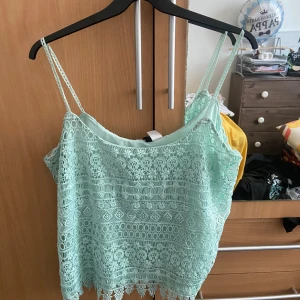 Turkost spets linne - Helt vanligt turkost spets linne o storleken L. Från Hm:s egna märke diveded 