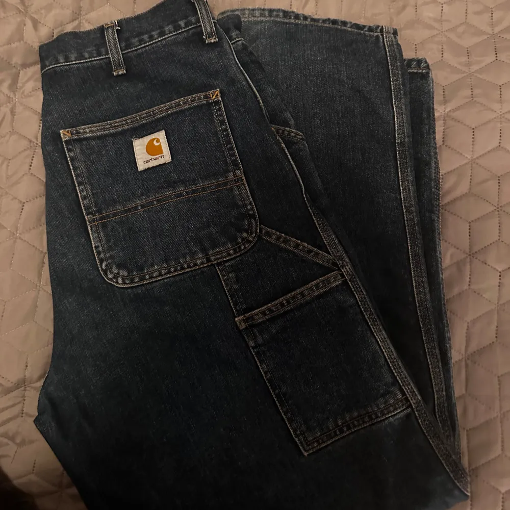 Feta carhart jeans perfekta för varje dags användning.Anledningen till att jag säljer de beror på att de helt enkelt inte passar min stil längre. De är använda ett par gånger och i nyskick. Köpta för 1400(nypris).. Jeans & Byxor.