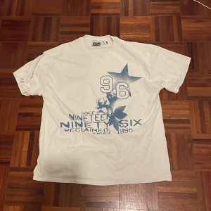 Reclaimed vintage t shirt - Oversized tischa i storleken M med riktigt snyggt tryck. Säljer då ja köpte fel storlek