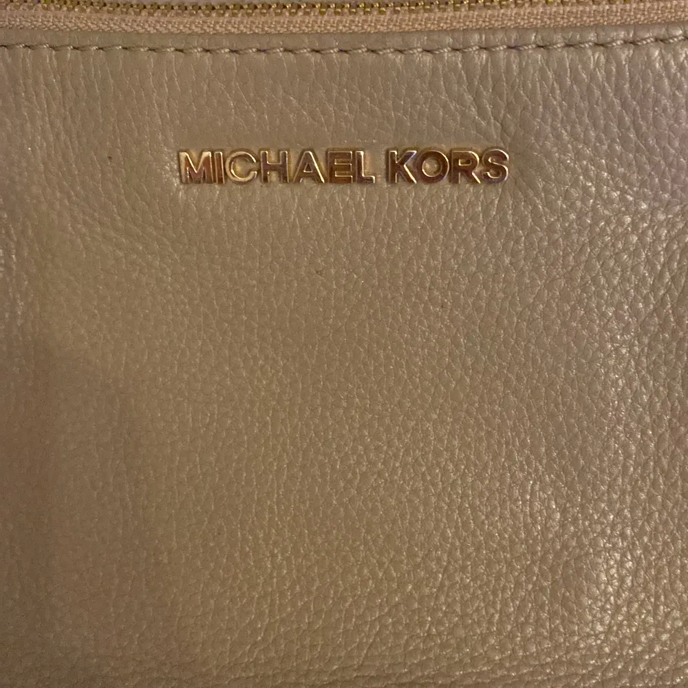 Säljer denna snygga Michael kors axelremsväska i grå-brun färg, med 3 fack. Nypris: 2900kr  För mer info kontakta säljaren . Väskor.