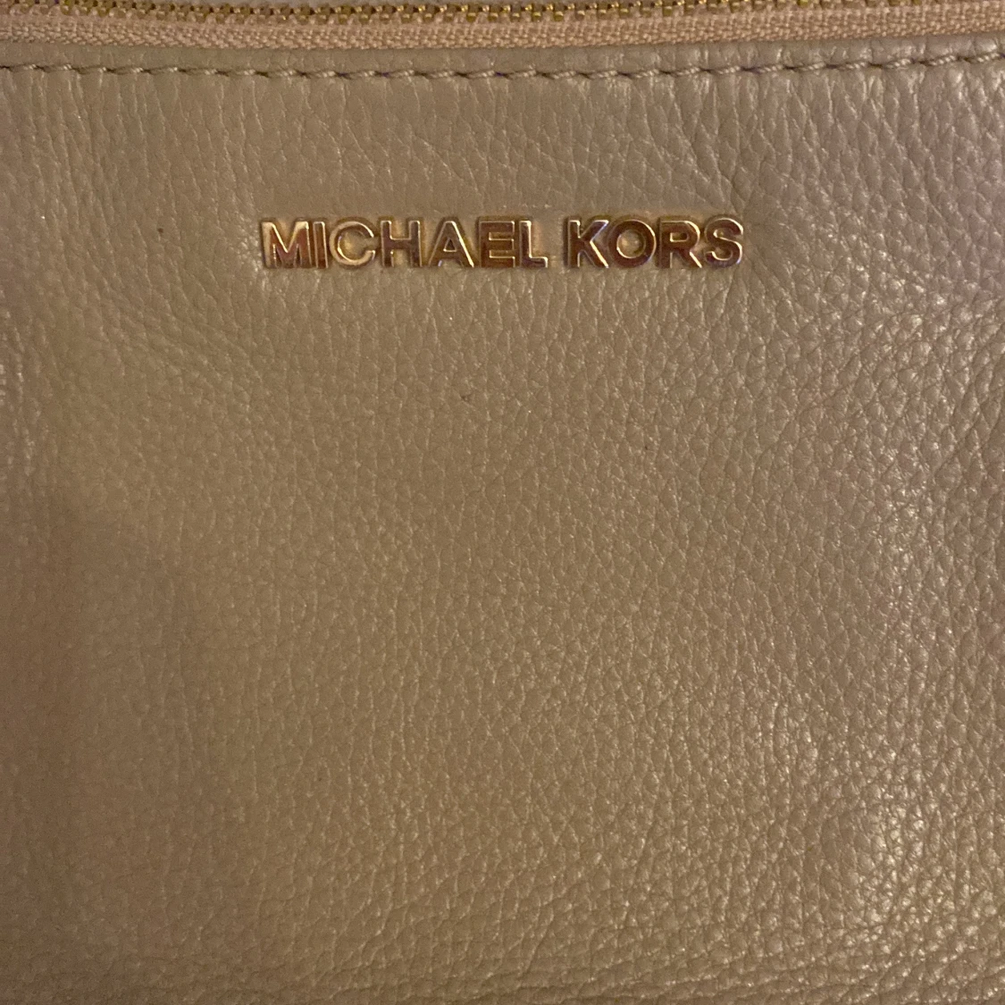 Michael kors axelremsväska  - 90