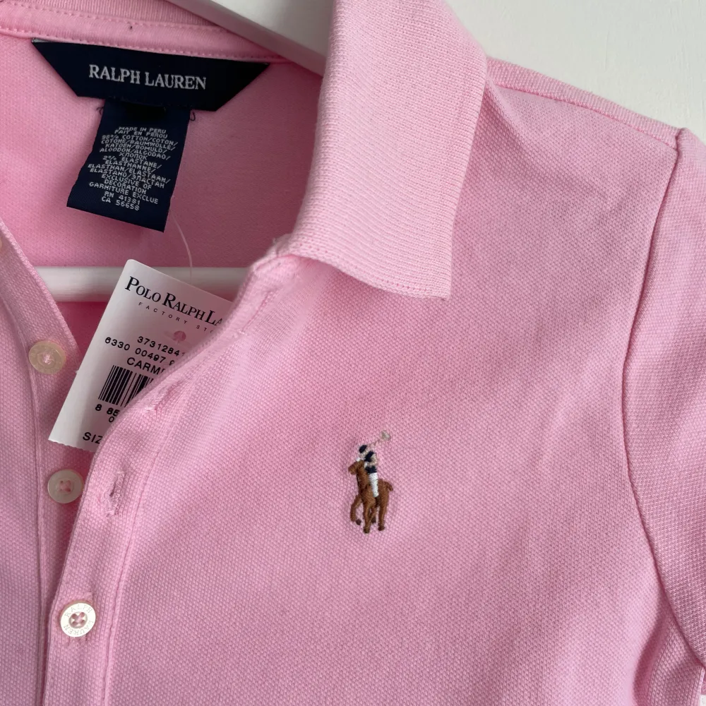 Skit snygg rosa piké frön Ralph Lauren som är helt oanvänd med prislappen kvar😊❤️ det är barn storlek men passar även mig som har stl S❤️ nypris ligger på 1200-1700kr. Blusar.