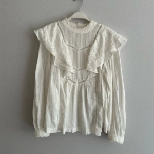 Mango blus - Säljer denna blus som liknar isabell marant, köpt på mango. 🩷Sitter som S