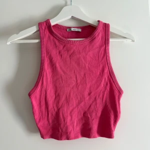 Zara topp - Fin rosa topp ifrån zara. Är storlek M men tycker den sitter som en S. Kan posta eller mötas i Örebro 