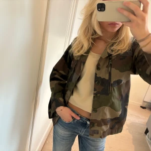 Militärjacka - Sjukt snygg jacka i camouflagemönster frpn Gina tricot💕 sparsamt använd 
