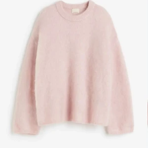 Mohair tröja  - Fin tröja som nästan är helt oanvänd från H&M, superfint skick och i mohair💕nypris 699