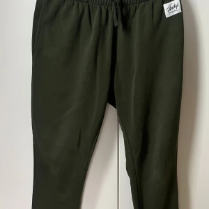 Joggingbyxor  - Säljer dessa mjukis byxor i färgen militär grön , dom är väldigt mjuka och sköna , dom är vida nere vid skorna så dom sitter jätte snyggt, storlek S