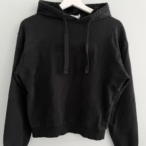 NA-KD hoodie - Svart NA-KD hoodie i jättebra skick!💗