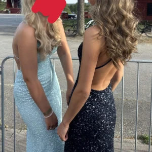 Balklänning - Jättefin märkblå paljettig balklänning från dressroombylinne! Använd en gång på bal och kommer inte få mer användning av den därav så vill jag sälja. Den är i storlek 34,5 och jag är 174 cm lång och hade en klack till också.
