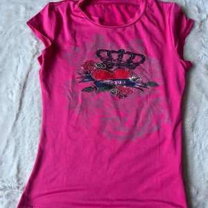 Rosa tröja med tryck - Inget märke  Fick den av en vän  Vet inte stl men sitter som xs/s