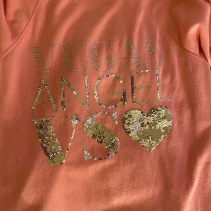 Rosa Victoria’s Secret zipup  - Fin rosa zip up hoodie från Victoria’s Secret. Storlek M men sitter mer som L!💕