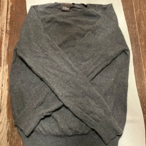 Oscar Jacobson tröja - Säljer denna gråa Oscar Jacobson tröja i extremt bra skick