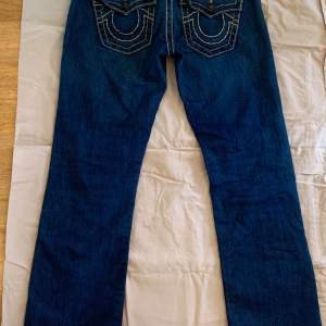 Lågmidjade bootcut true religion jeans i storlek 29!! Midjemåttet rakt över är ca 40-41, innerbenslängden runt 74 💕 köptes dyrt