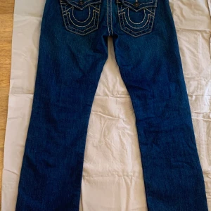 True religion jeans  - Lågmidjade bootcut true religion jeans i storlek 29!! Midjemåttet rakt över är ca 40-41, innerbenslängden runt 74 💕 köptes dyrt