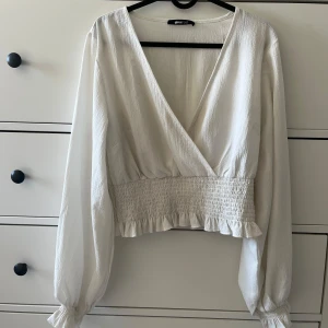 Vit blus - säljer en fin vit långärmad blus från Ginatricot. Använd men i fintskick. Storlek 40 Nypris - vet ej  Säljer för - 80kr 